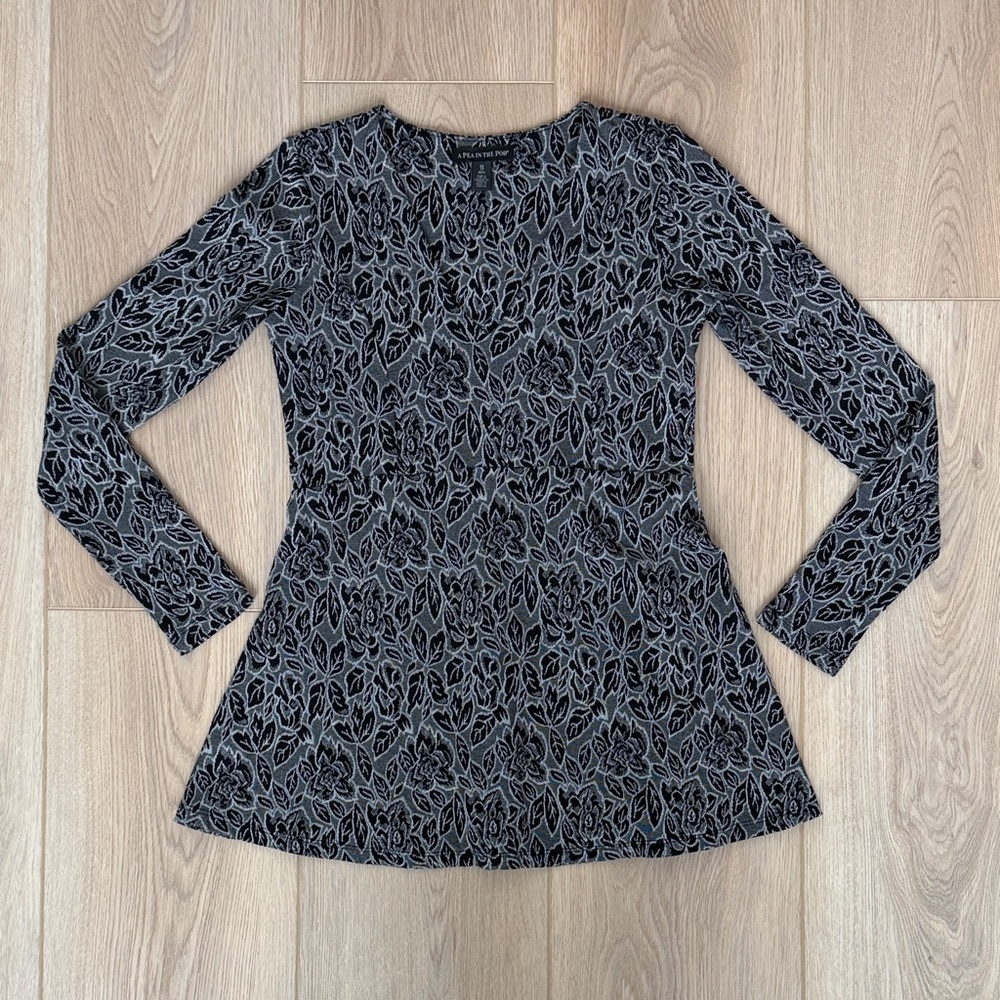 A Pea in the Pod Black and Gray V-Neck Sweater
